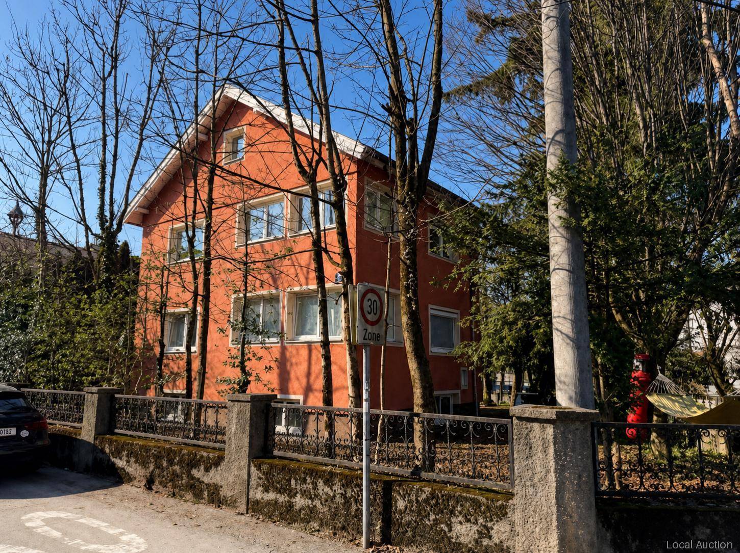 Mehrfamilienhaus mit Garagen