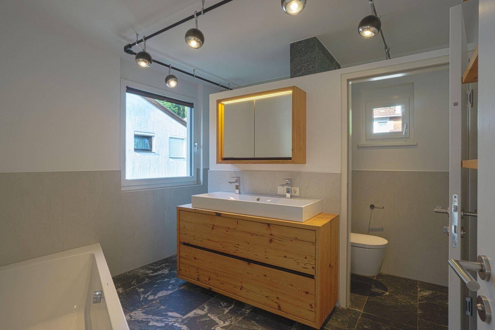 Hauptbadezimmer mit Dusche, WC und Badewanne