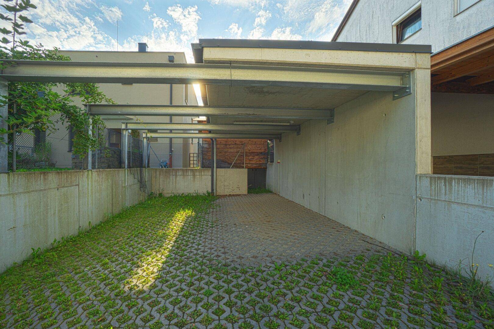 Übergroßes Carport mit direktem Zugang zum Haus