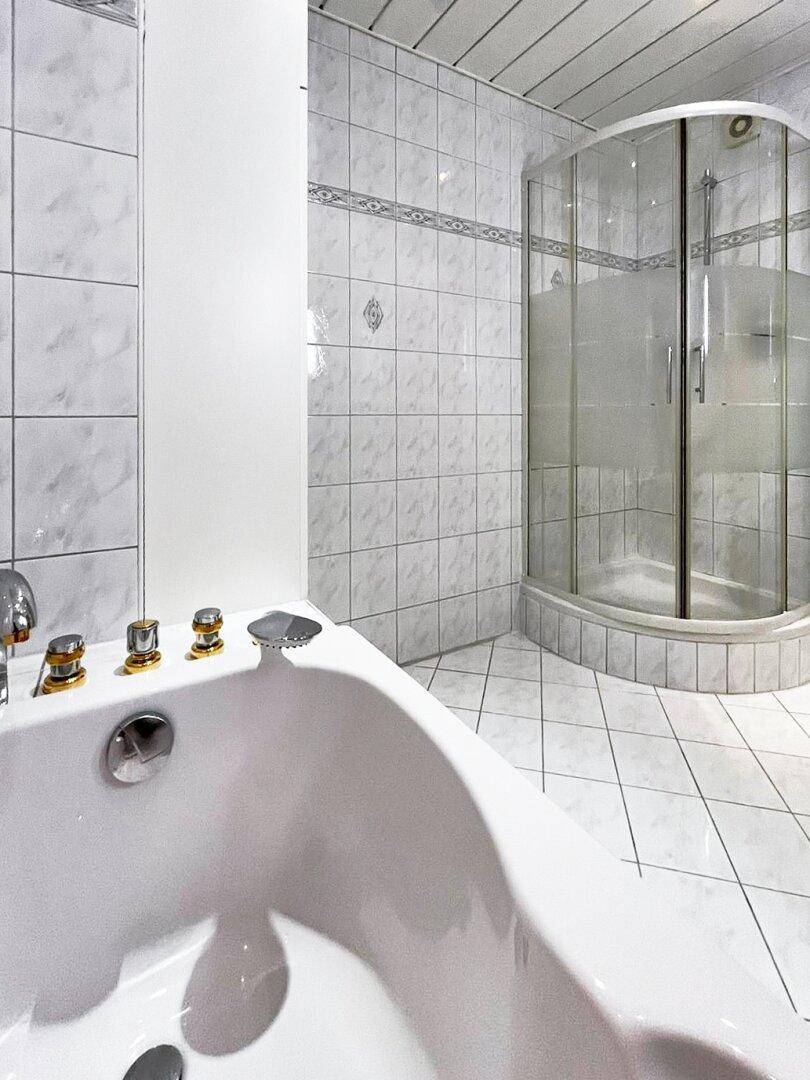Badezimmer mit Dusche und Badewanne