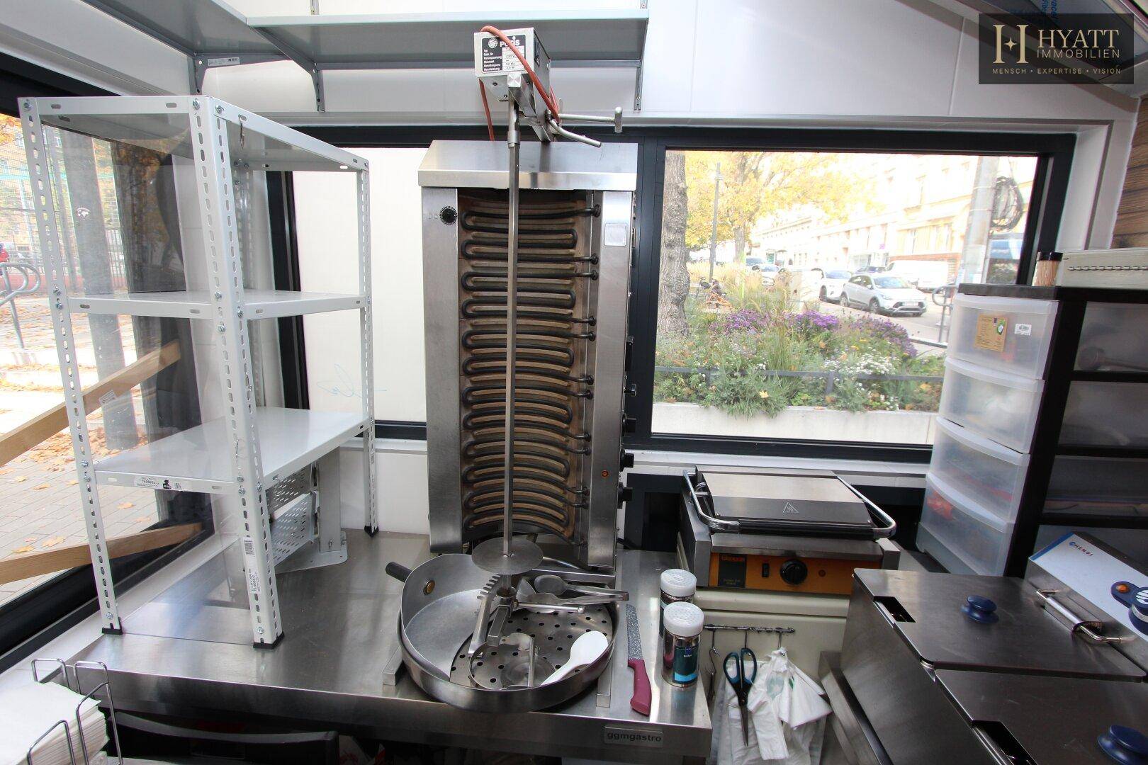 Professionelle Döner-Maschine und weitere Küchengeräte in der gut ausgestatteten Kiosk-Küche.