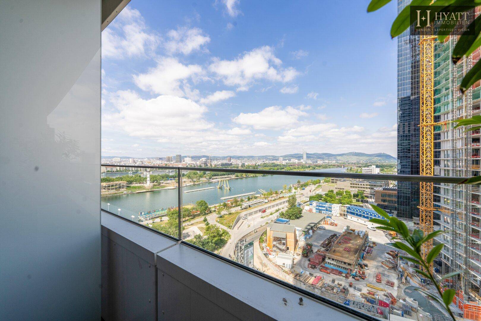 Spektakulärer Blick vom Balkon auf die Donau, die Stadt und die umliegende Berglandschaft.