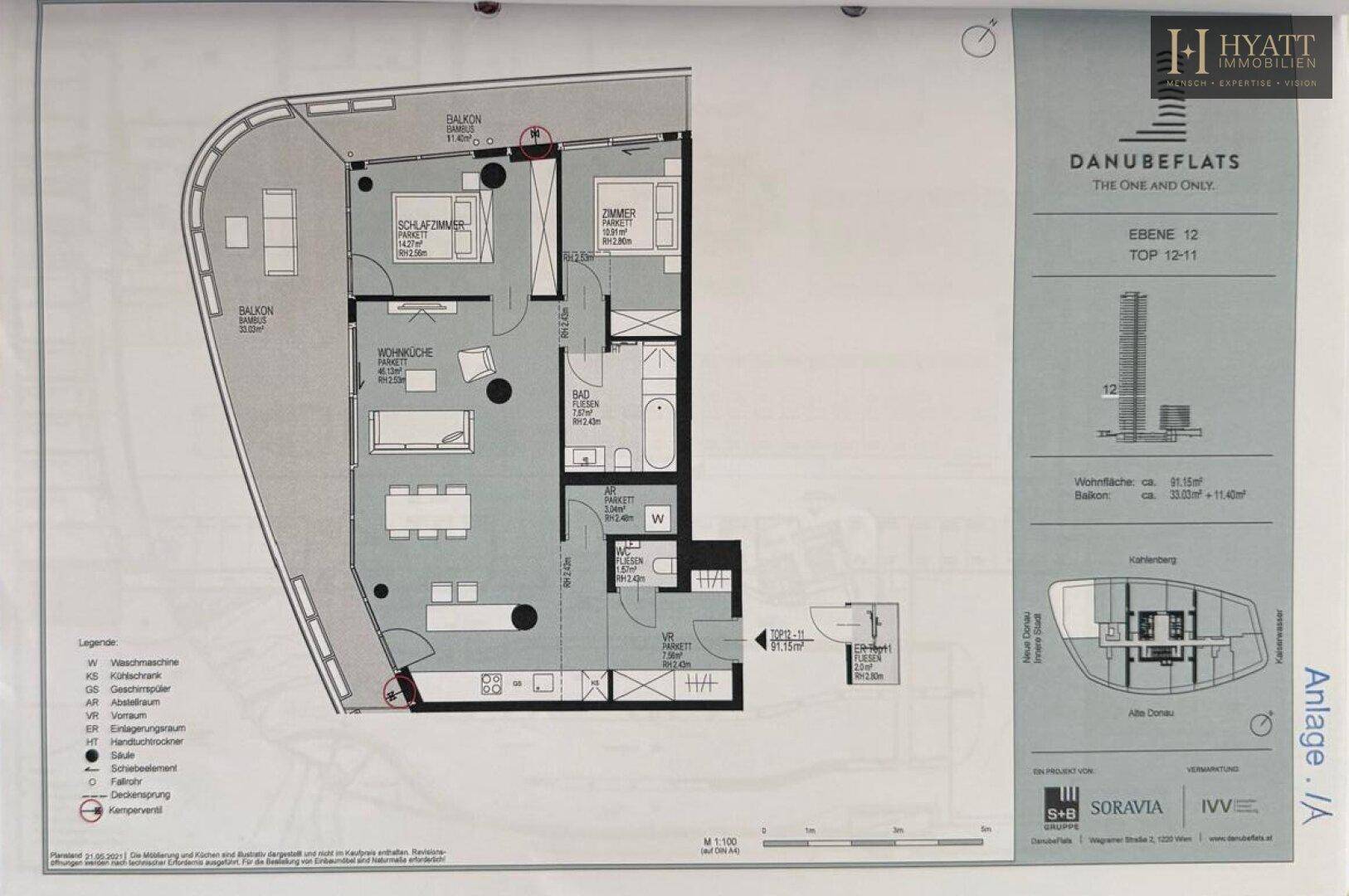 Detaillierter Grundriss einer Wohnung auf Ebene 12 mit zwei Balkonen und offener Wohnküche.