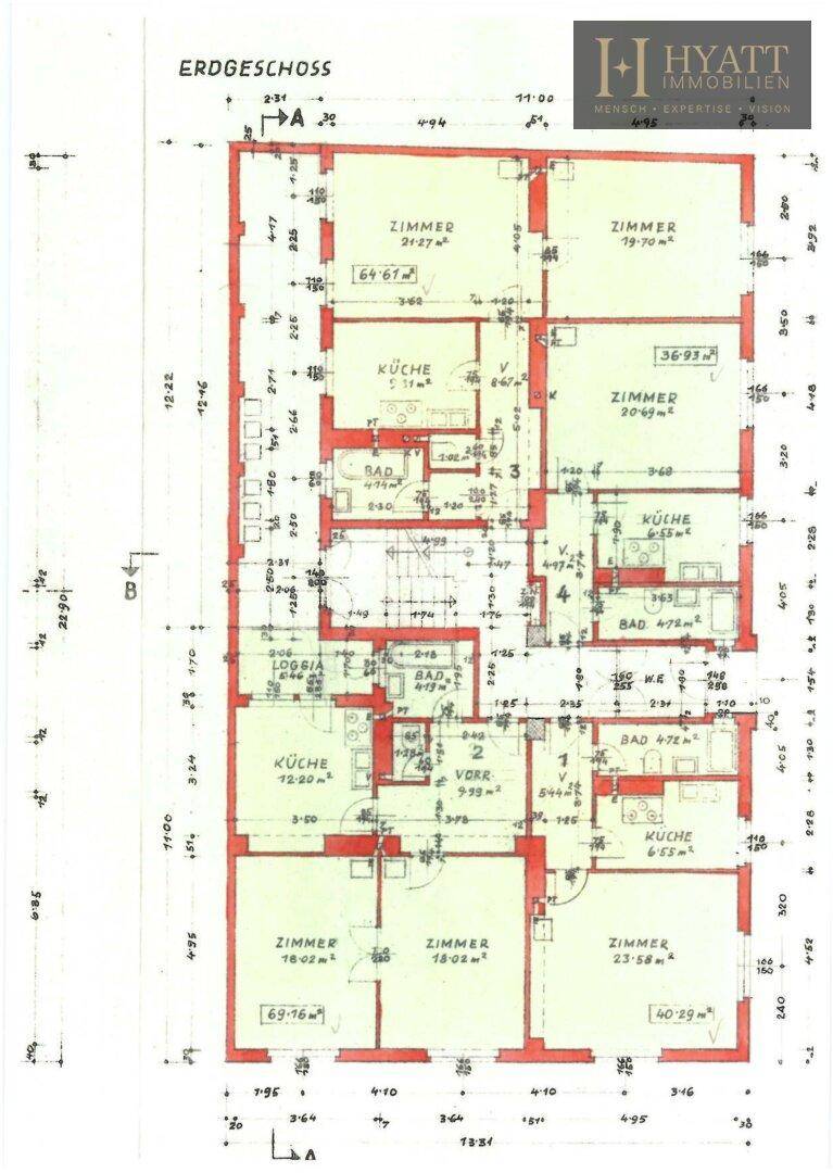 Detaillierter Grundriss des Erdgeschosses mit mehreren Zimmern, Bädern und Küchenbereichen.