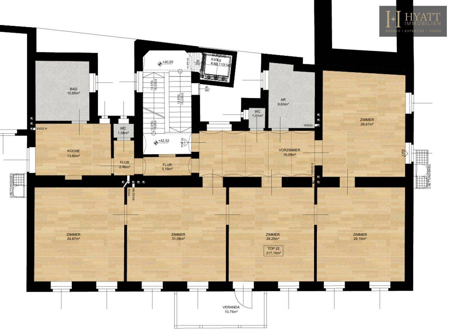 Grundrissplan einer Etage mit mehreren Zimmern, Bädern und einer Veranda.