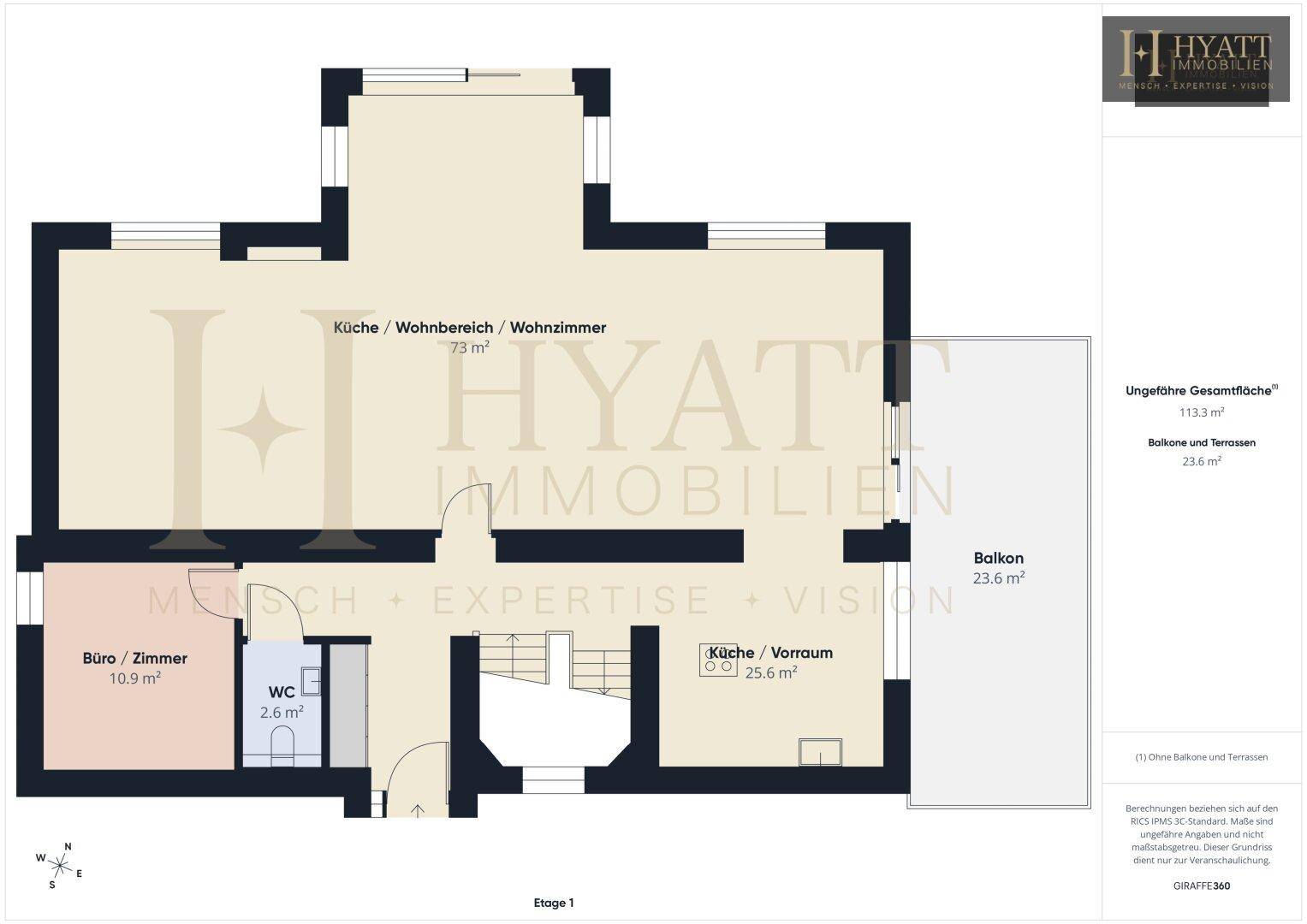 Grundriss der Etage 1 mit offenem Wohnbereich, Küche, Büro und Balkon.