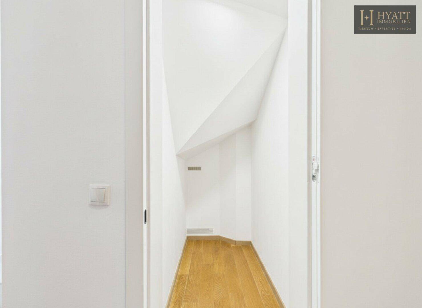 Kleiner Abstellraum mit Dachschräge und Holzfußboden, ideal für zusätzlichen Stauraum.