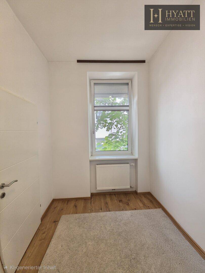 Gemütliches kleines Zimmer mit Fenster, Holzboden und Heizkörper, ideal als Schlaf- oder Arbeitszimmer.