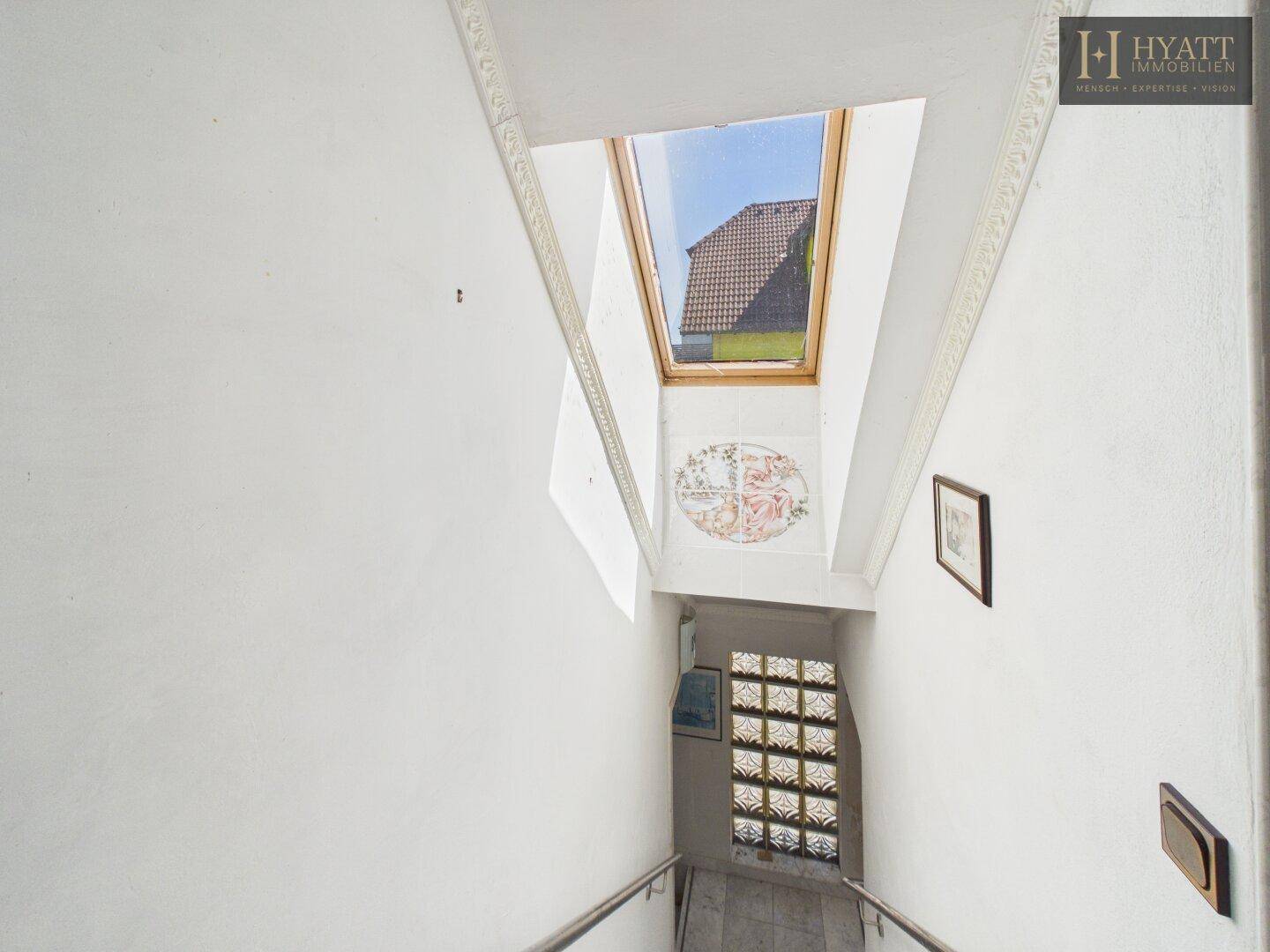 Treppenhaus mit Dachfenster und Glasbausteinen, sorgt für natürliches Licht.