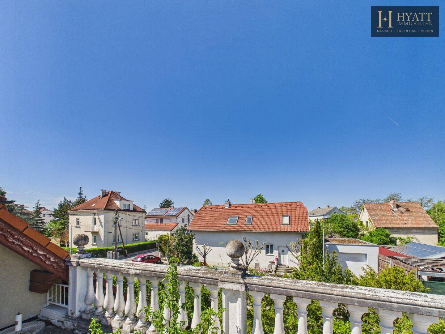 Große Dachterrasse mit Balustrade und weitem Blick über die Nachbarschaft.
