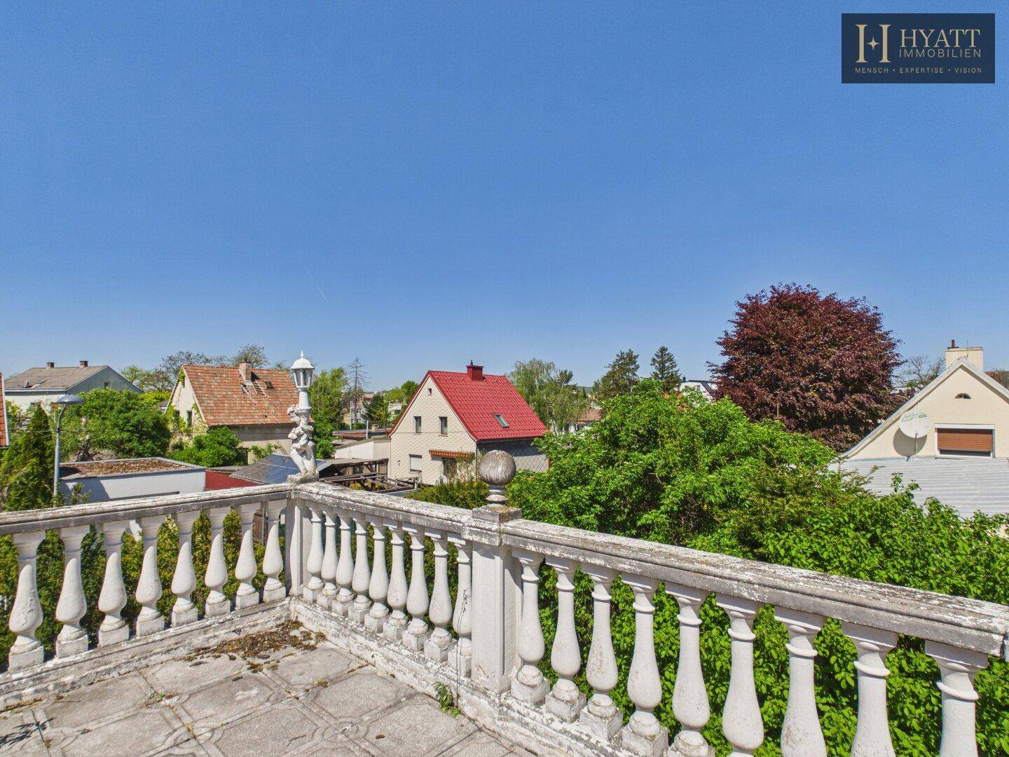 Weitläufige Dachterrasse mit Balustrade und Panoramablick auf die Umgebung.