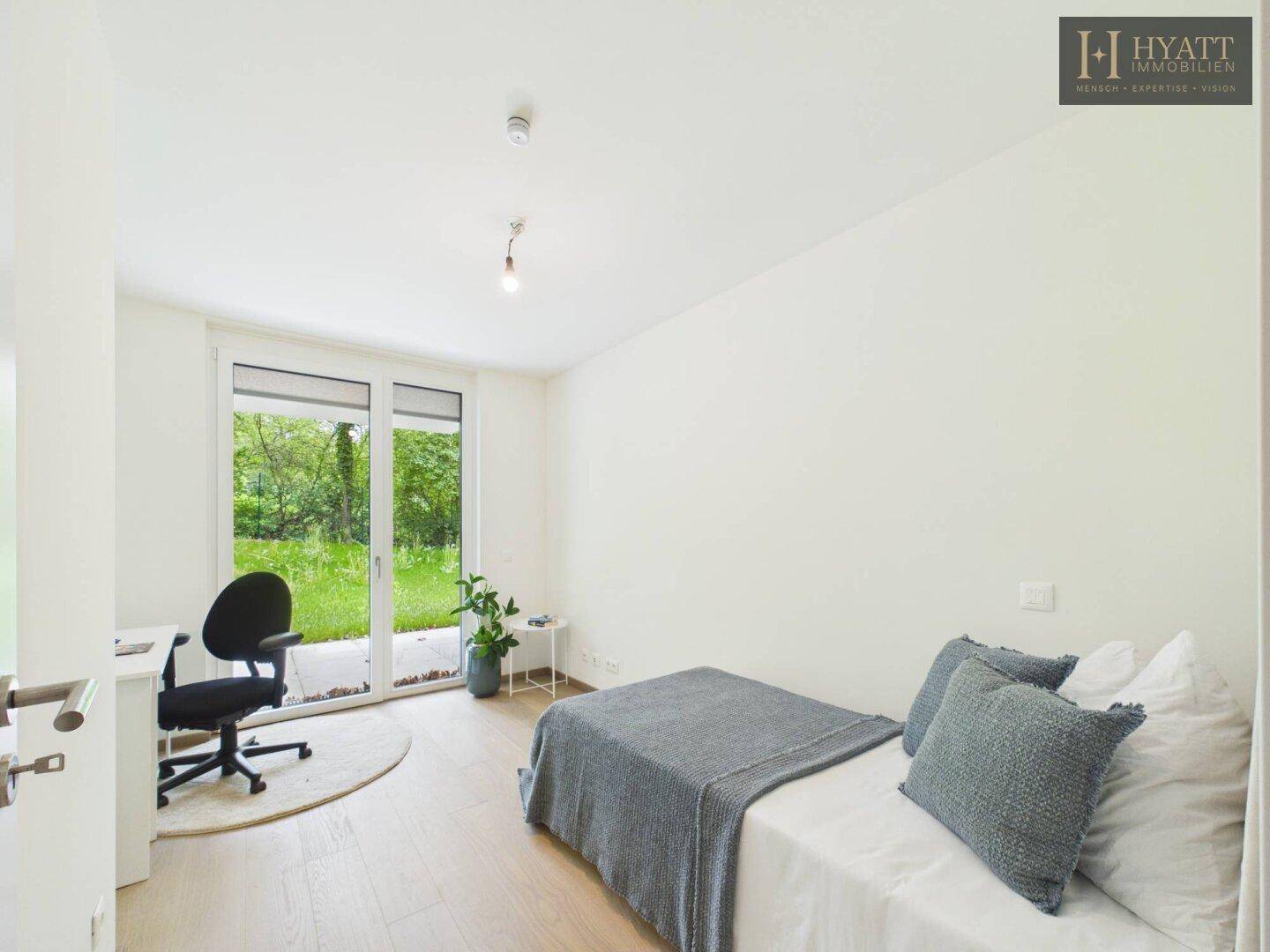 Helles Schlafzimmer oder Arbeitszimmer mit Holzboden und direktem Zugang zum Garten.