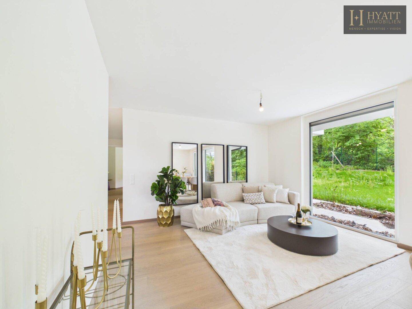 Gemütlicher Wohnbereich mit hellem Sofa, modernen Spiegeln und direktem Zugang zum Garten.