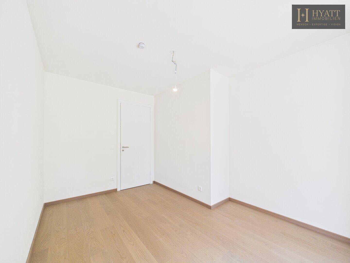 Helles, unmöbliertes Schlafzimmer mit Parkettboden, bereit zur individuellen Einrichtung.