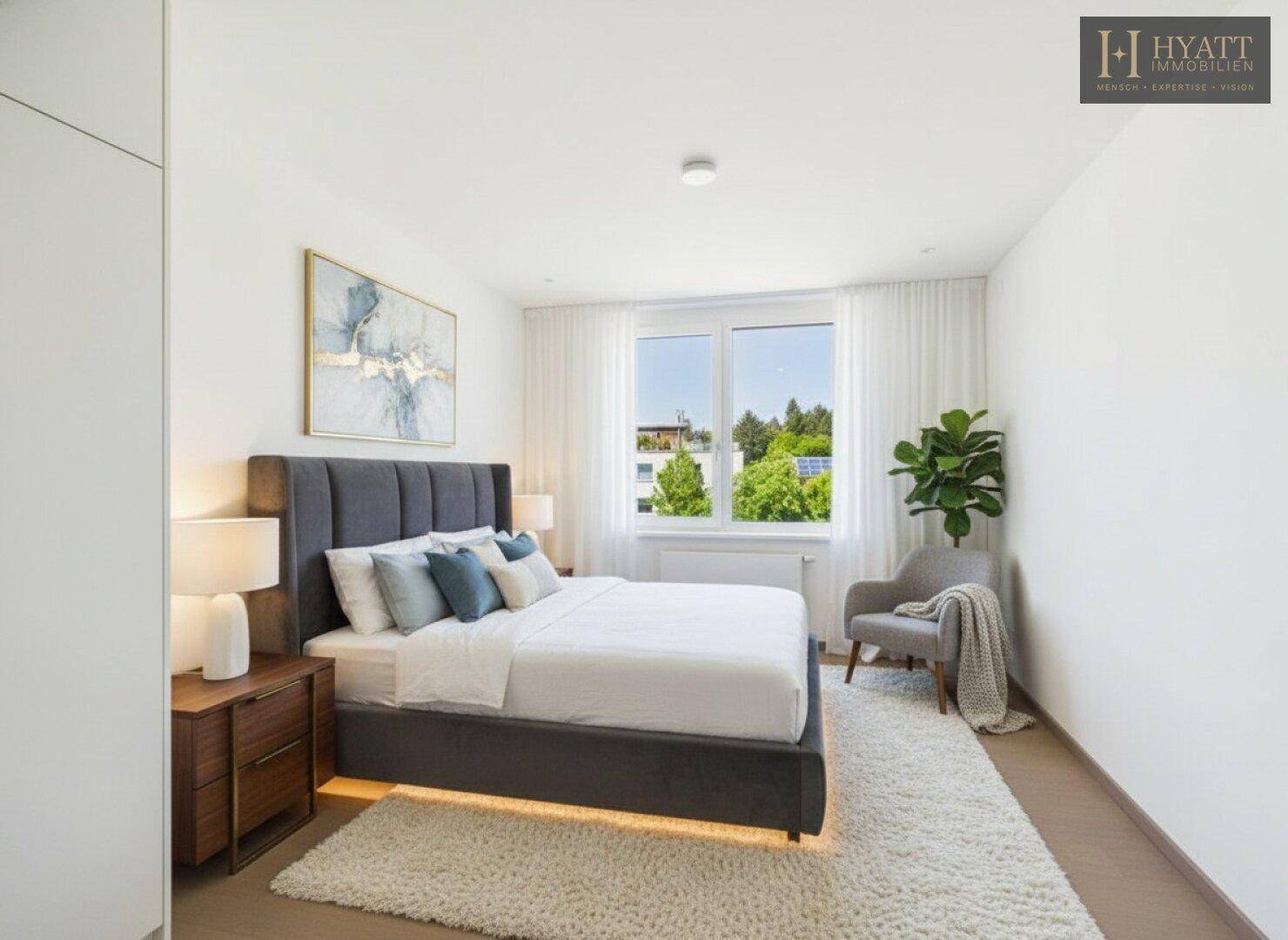Modern eingerichtetes Schlafzimmer mit großem Bett, Teppich und viel Tageslicht.