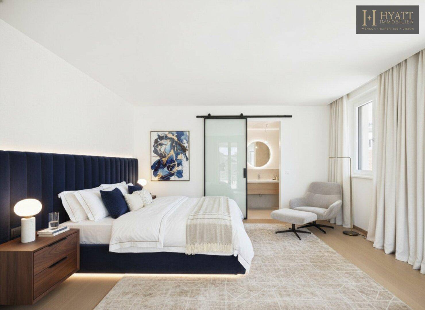 Elegantes Schlafzimmer mit großem Bett und direktem Zugang zum modernen Ensuite-Badezimmer.