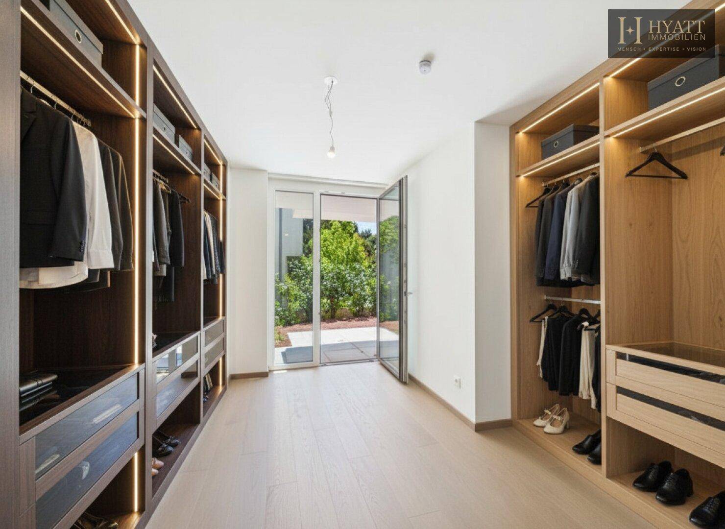 Geräumiger begehbarer Kleiderschrank mit integrierten Schränken und Zugang zum Garten.