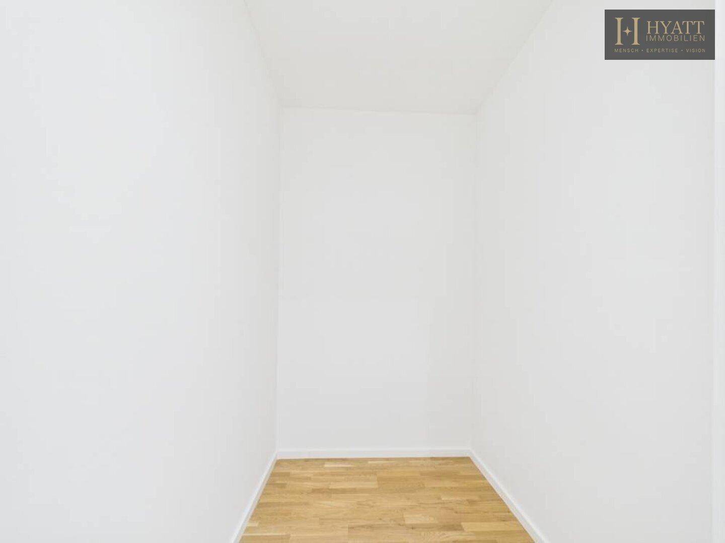 Kleiner, leerer Raum mit Parkettboden, ideal als Abstellraum oder begehbarer Kleiderschrank.