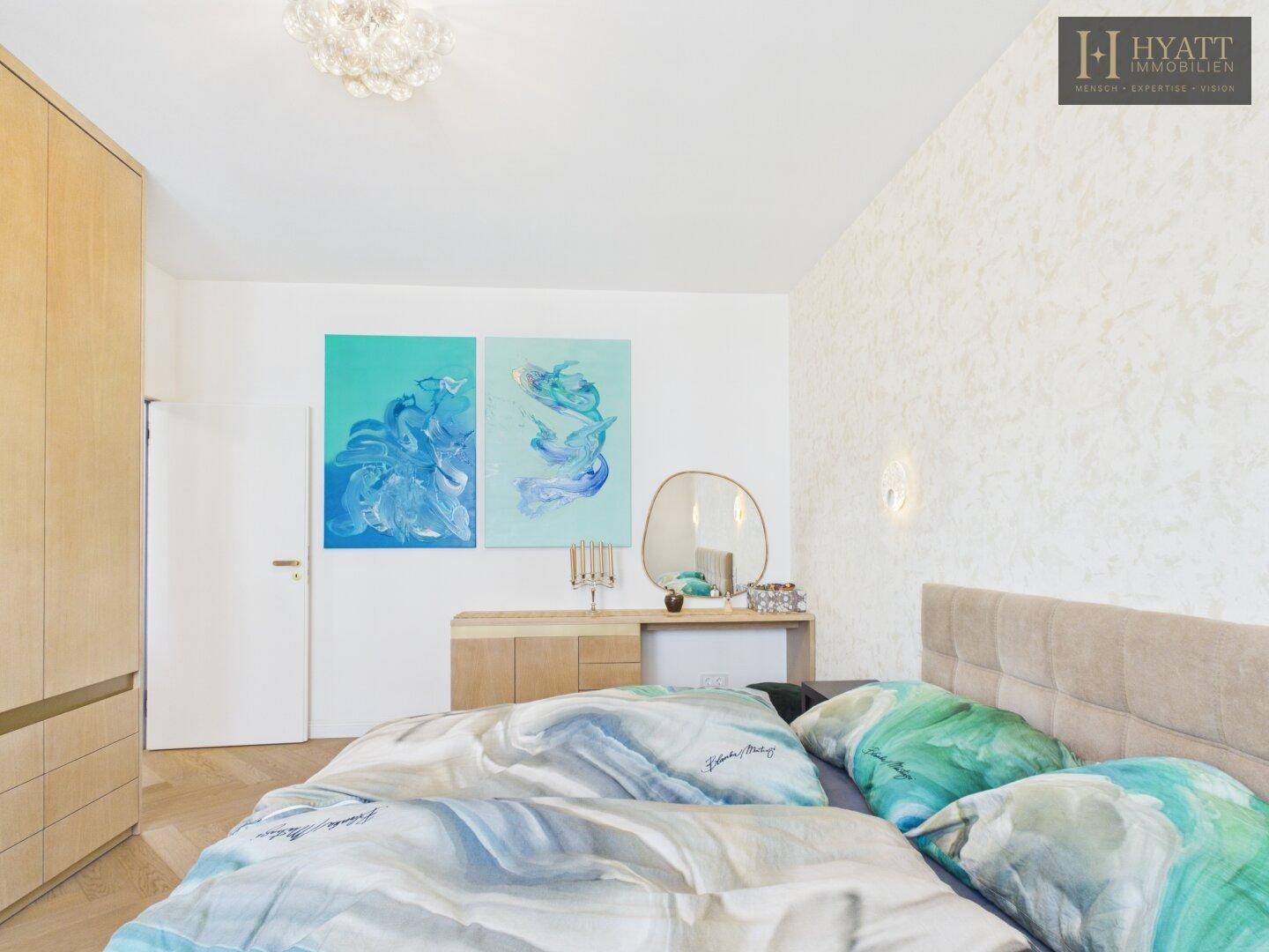 Ruhiges Schlafzimmer mit bequemem Bett, Holzschrank, Schminktisch und hellem Parkettboden.