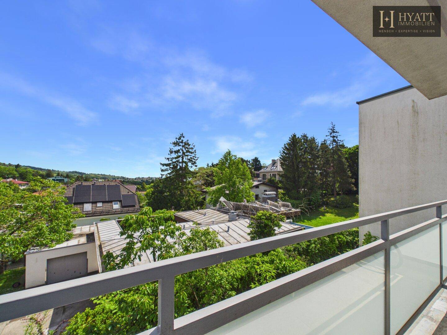 Balkon mit weitem Blick ins Grüne und auf die umliegende Wohngegend.