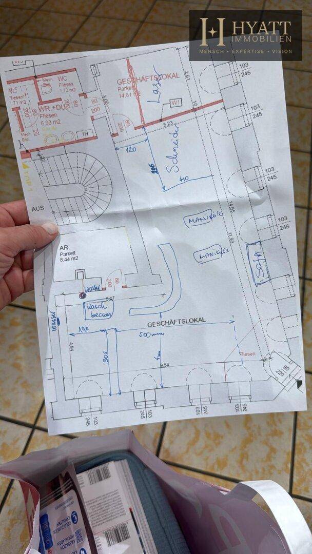 Handgezeichneter Grundriss eines Geschäftslokals mit verschiedenen Bereichen und Sanitäranlagen.