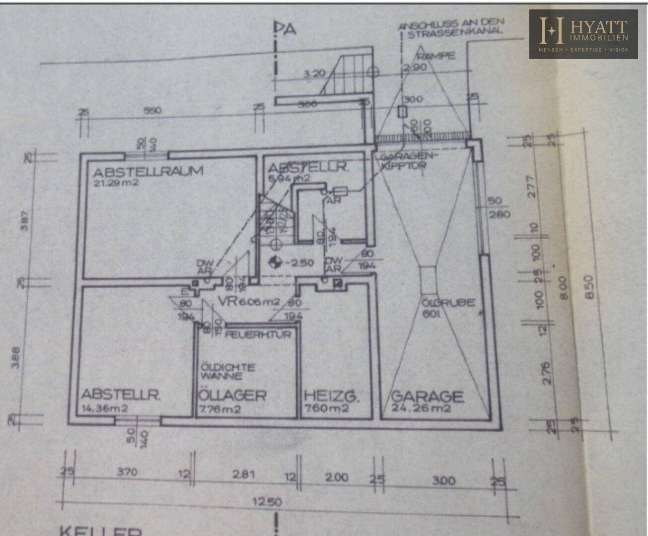Grundriss des Kellergeschosses mit Abstellräumen, Heizraum, Öllager und Garage.