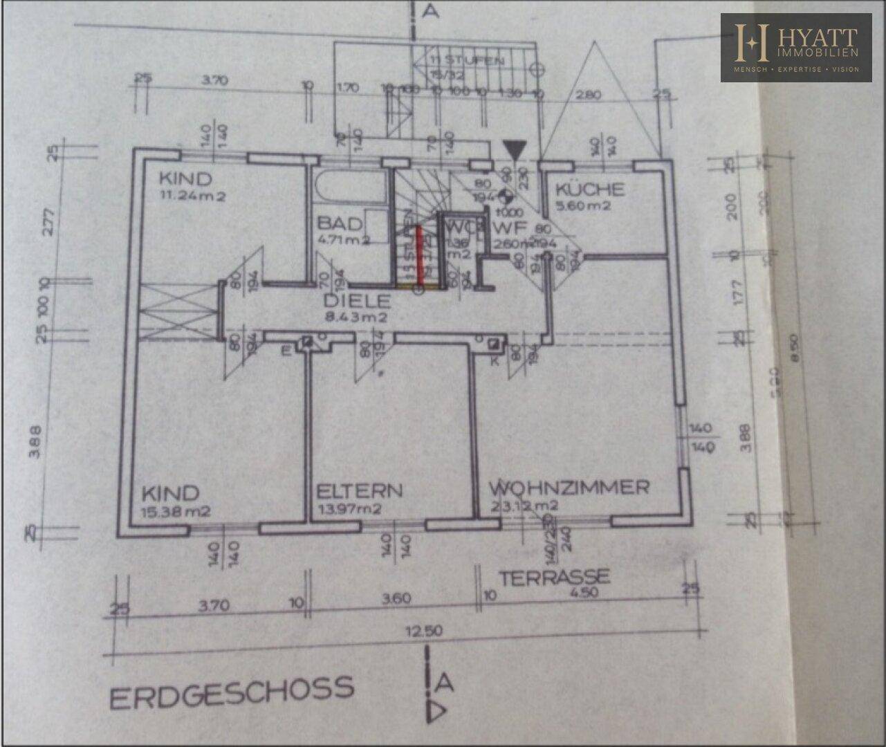 Grundriss des Erdgeschosses mit Wohnzimmer, Küche, Schlafzimmern, Bad und Terrasse.