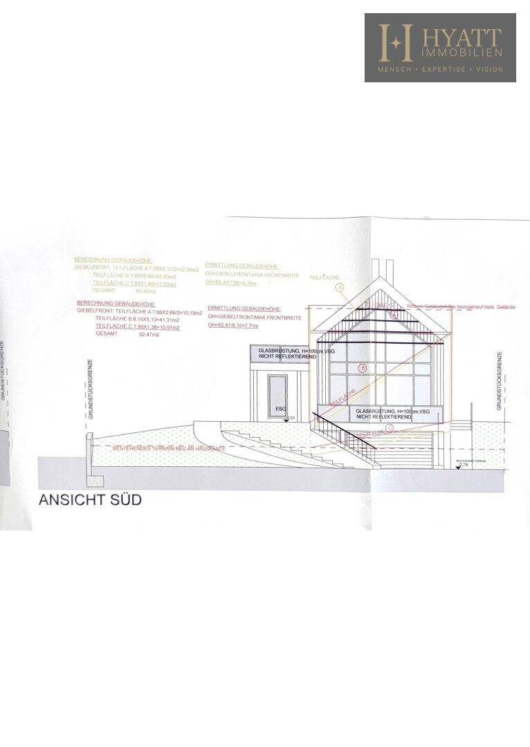 Südansicht des Gebäudes, die die Fassade mit großen Fensterfronten und Treppen zeigt.