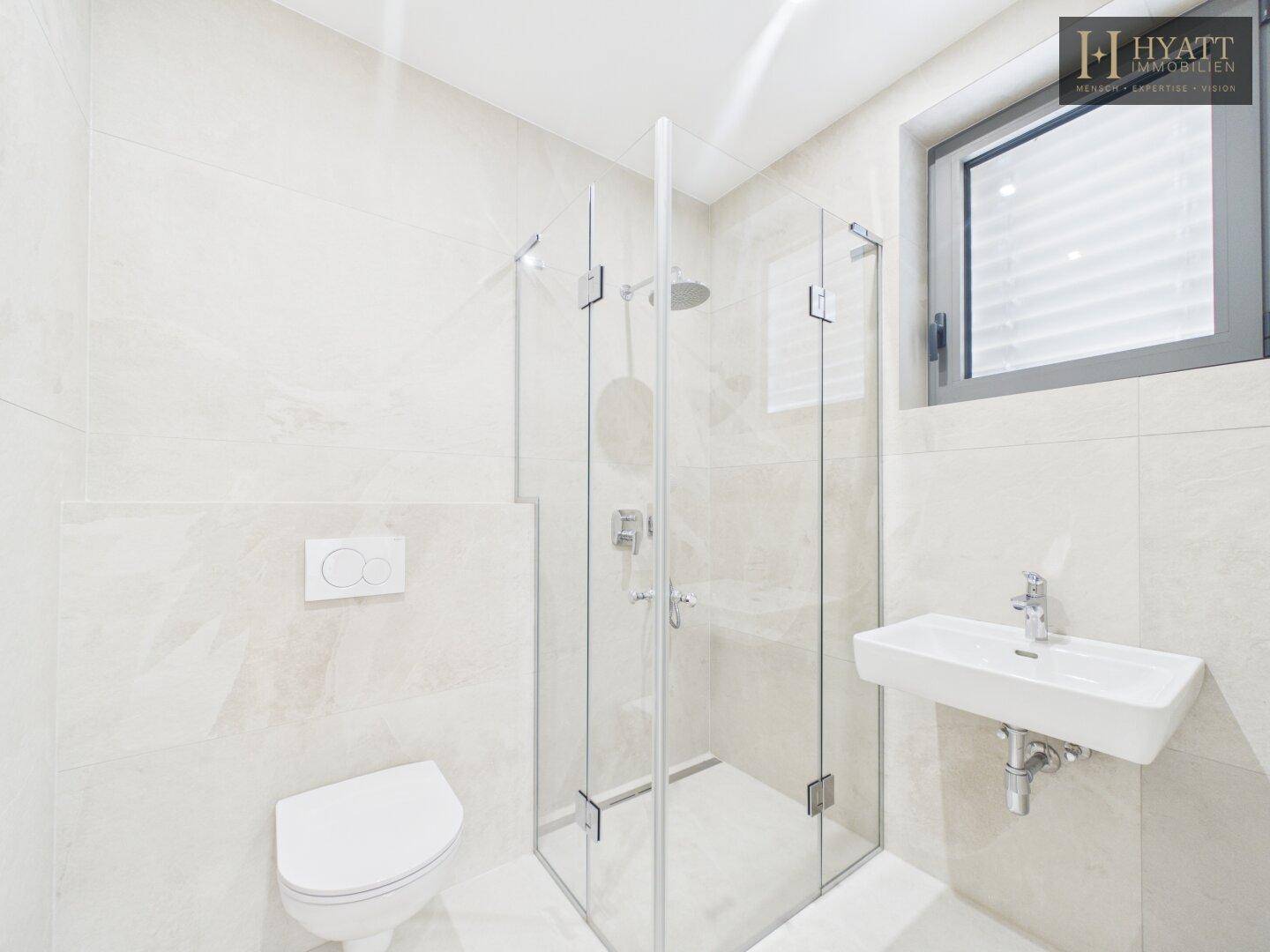 Modernes Badezimmer mit begehbarer Dusche, Wand-WC und Fenster.