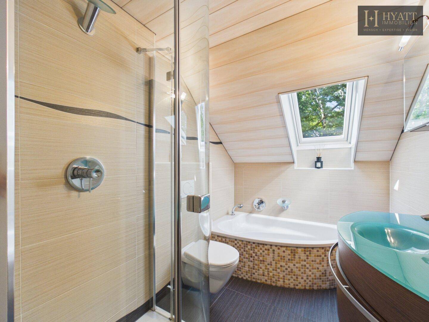 Modernes Badezimmer im Dachgeschoss mit Eckbadewanne, Dusche, Dachfenster und stilvollen Fliesen.