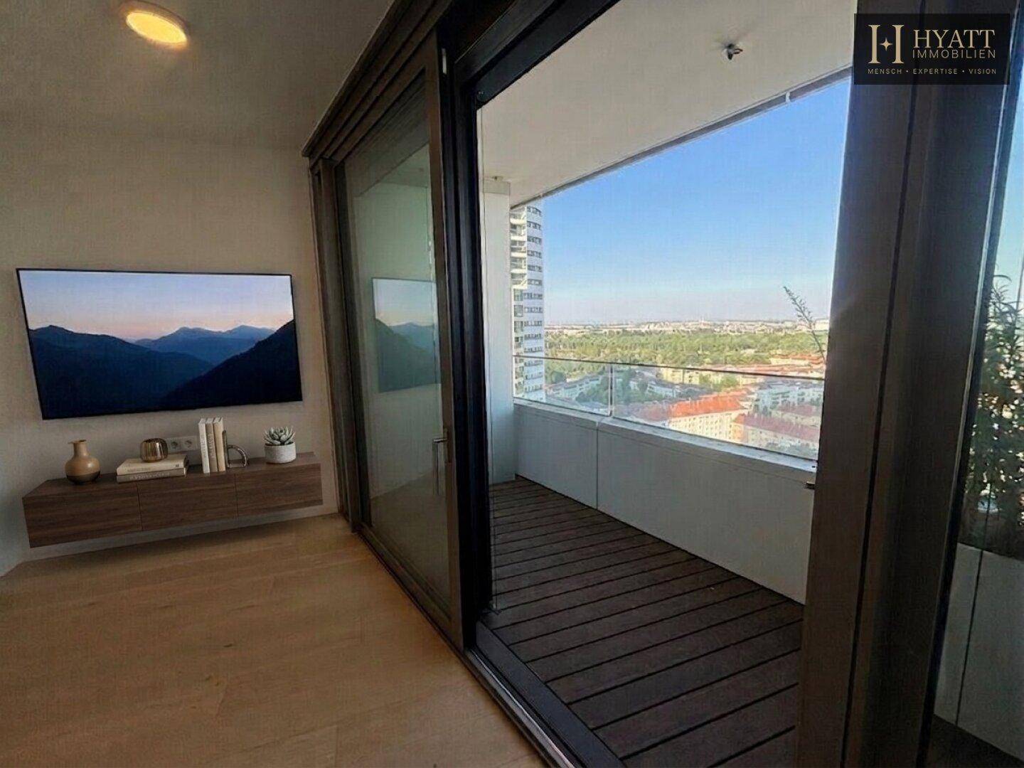 Wohnbereich mit Wandfernseher, schwebendem Regal und großem Balkonzugang mit Stadtblick.