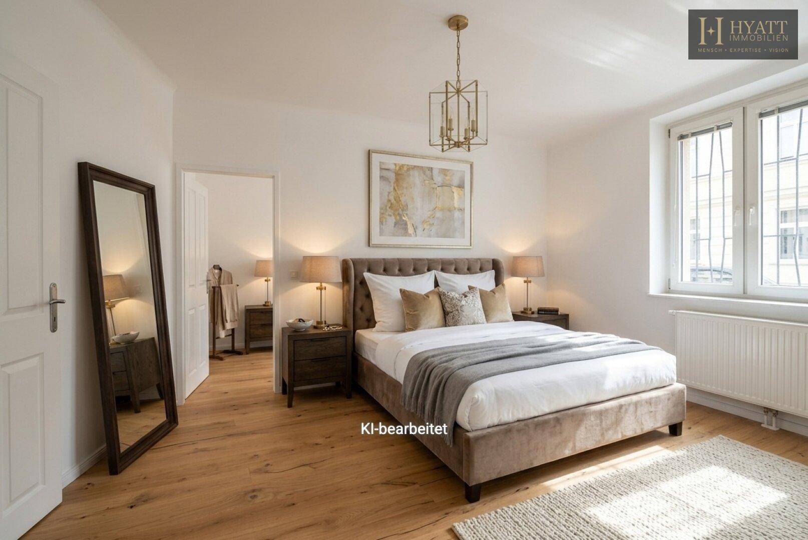 Gemütliches Schlafzimmer mit großem Bett, Holzboden und einem Fenster, das Tageslicht spendet.