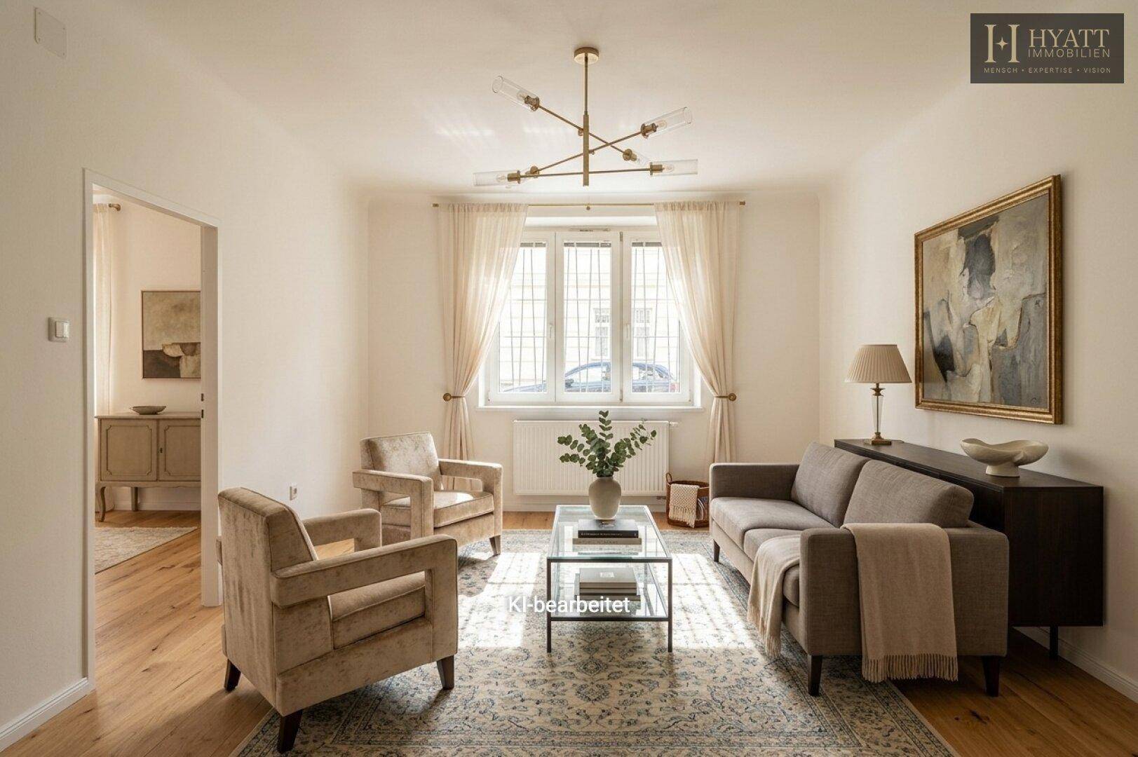 Helles Wohnzimmer mit beigem Teppich, Holzboden und eleganten Möbeln, durchflutet von natürlichem Licht.