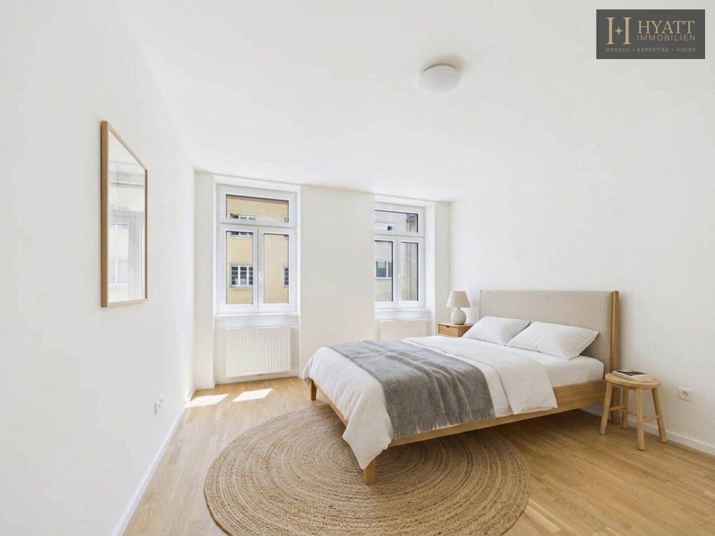 Gemütliches Schlafzimmer mit Doppelbett, Holzboden und viel natürlichem Licht durch zwei Fenster.