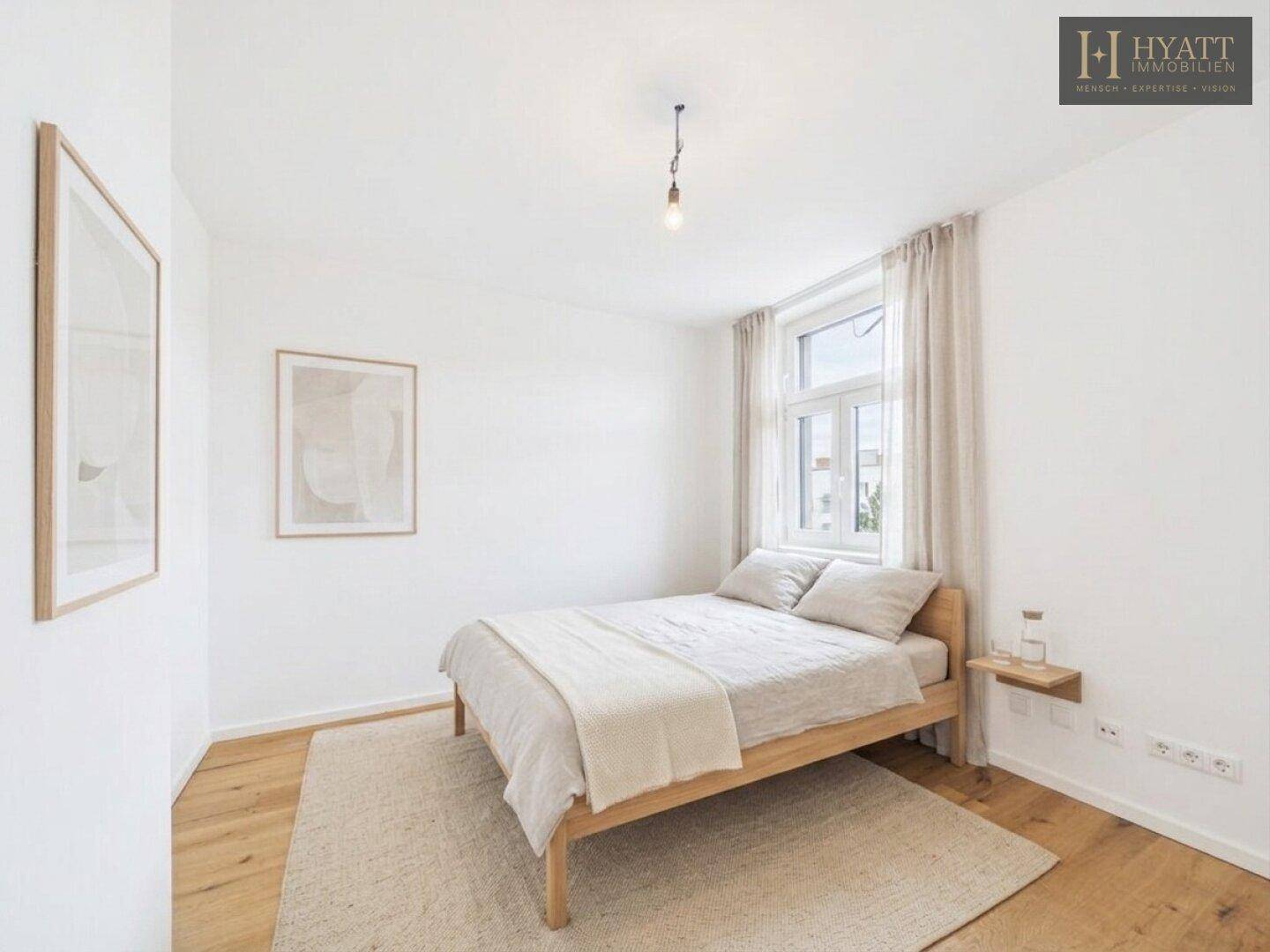 Gemütliches Schlafzimmer mit Holzboden, großem Fenster und minimalistischer Einrichtung.