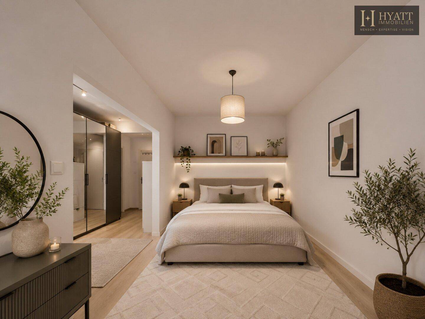 Gemütliches Schlafzimmer mit Doppelbett, Nachttischen und integrierten Schränken.