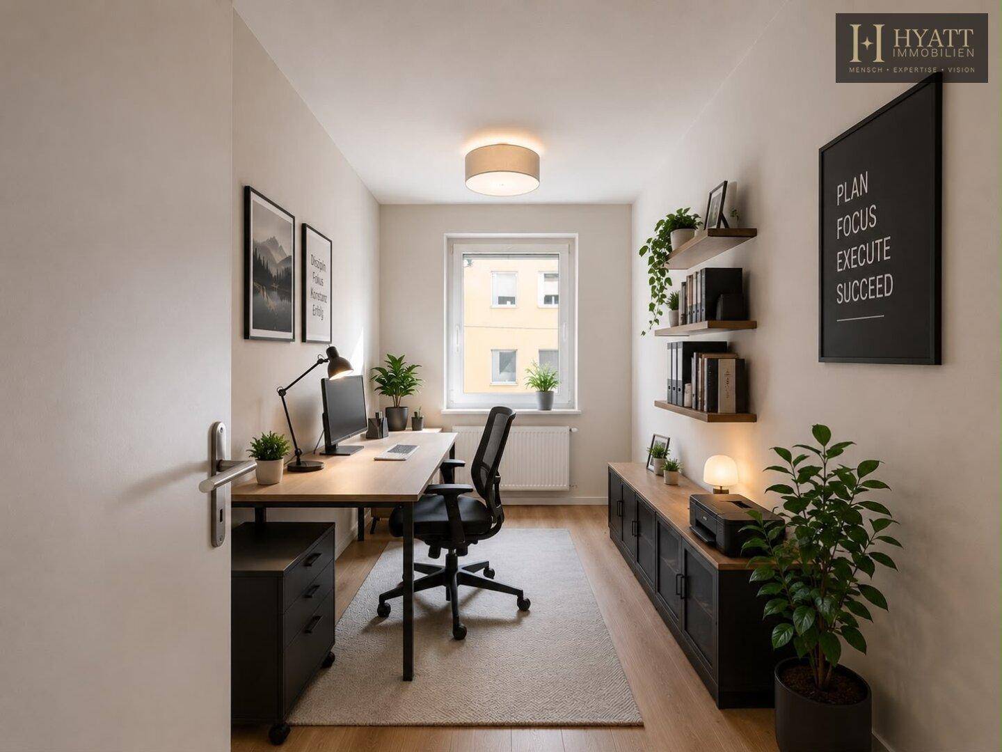 Helles Arbeitszimmer mit Schreibtisch, Bürostuhl und Blick nach draußen.