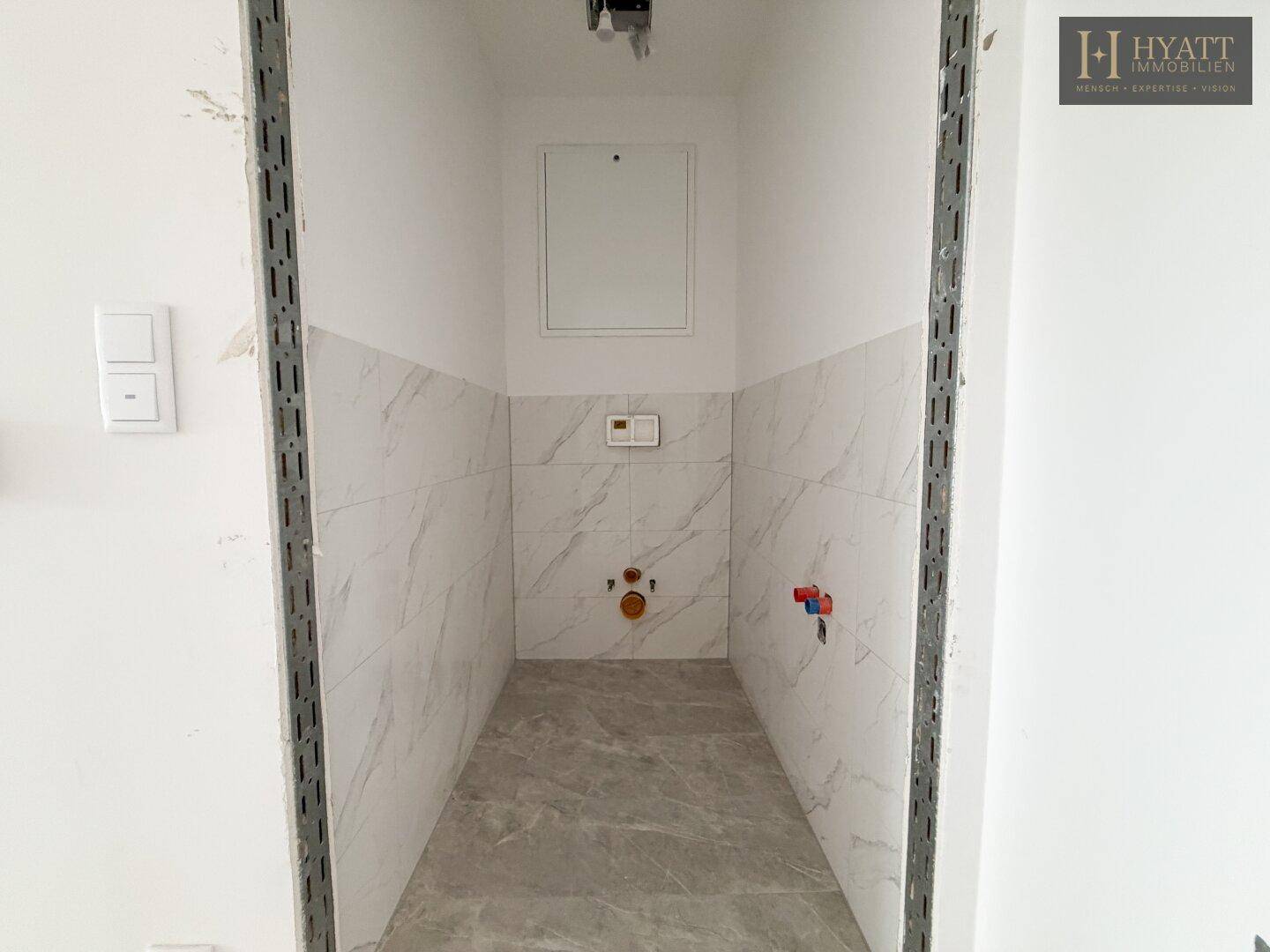 Kleiner Raum für ein Gäste-WC mit modernen Fliesen und Vorinstallationen.