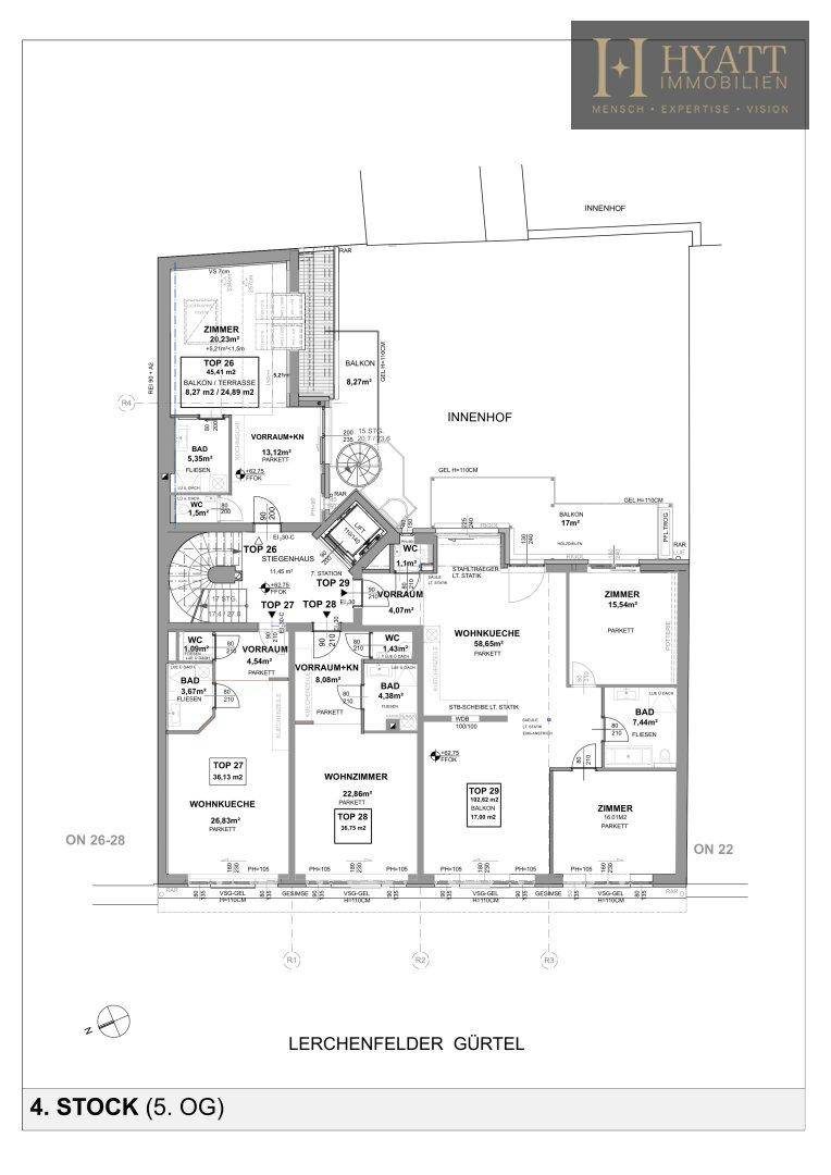 Grundriss des 4. Stocks mit Wohnküche, Zimmern und Balkonen zum Innenhof.