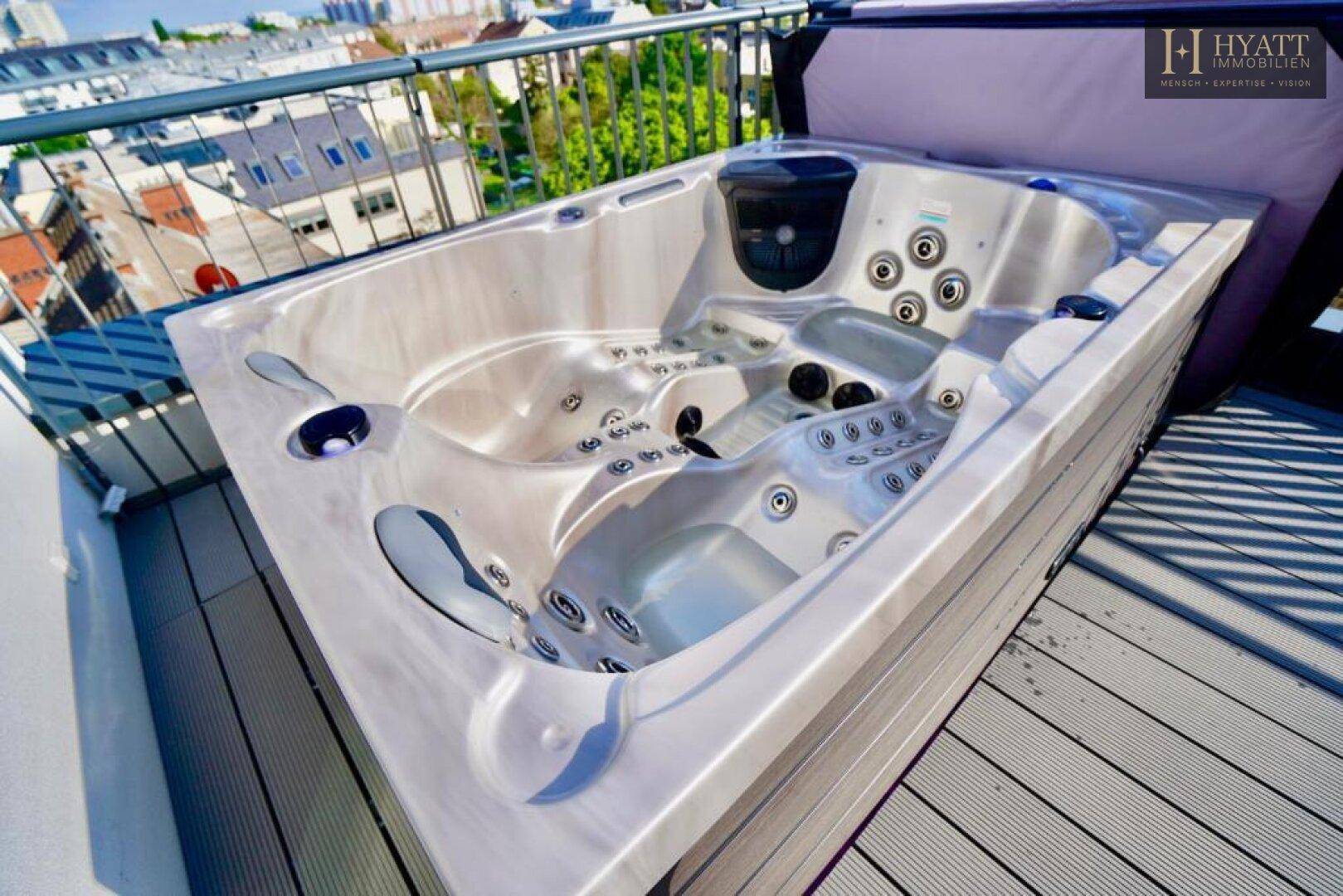 Luxuriöser Whirlpool auf der Dachterrasse mit Panoramablick über die Stadt.