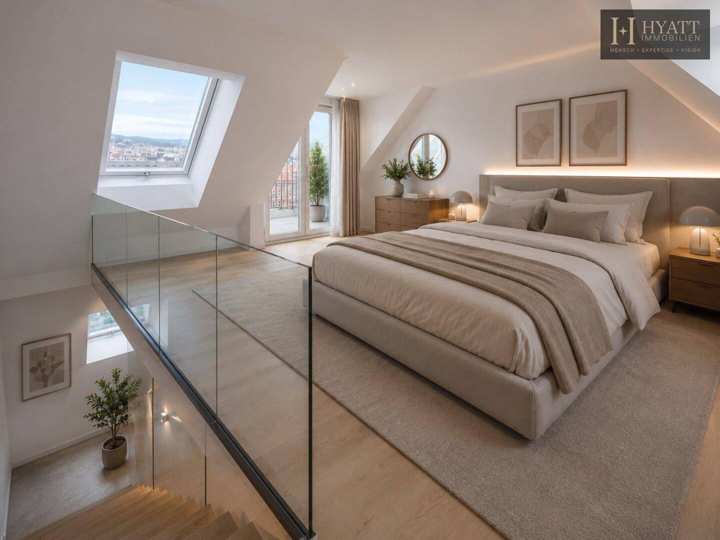 Modernes Schlafzimmer auf einer Galerie mit Dachfenstern, Holzboden und Zugang zum Balkon.