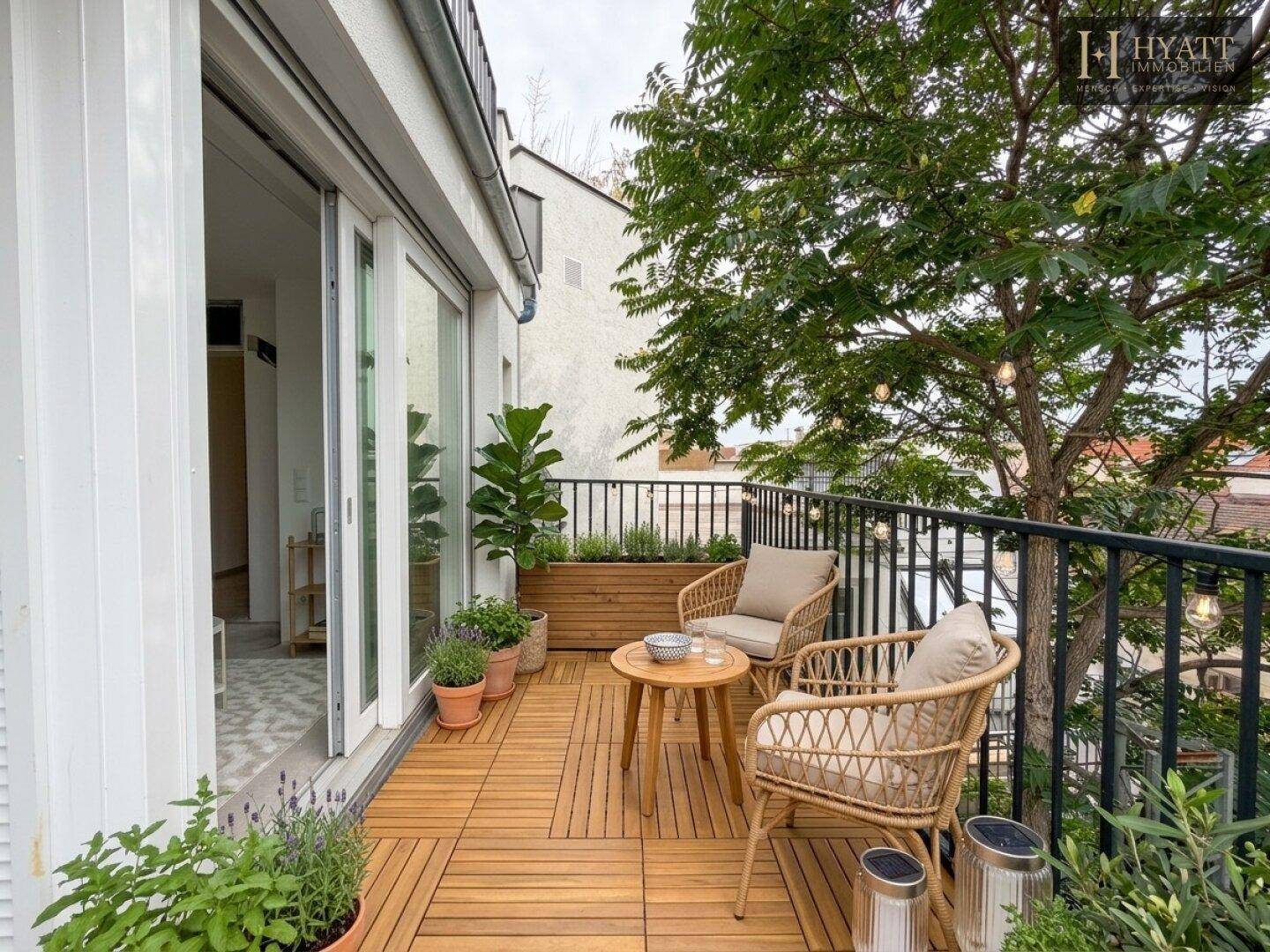 Gemütlicher Balkon mit Holzfliesen, Pflanzen und Sitzgelegenheiten im Freien.