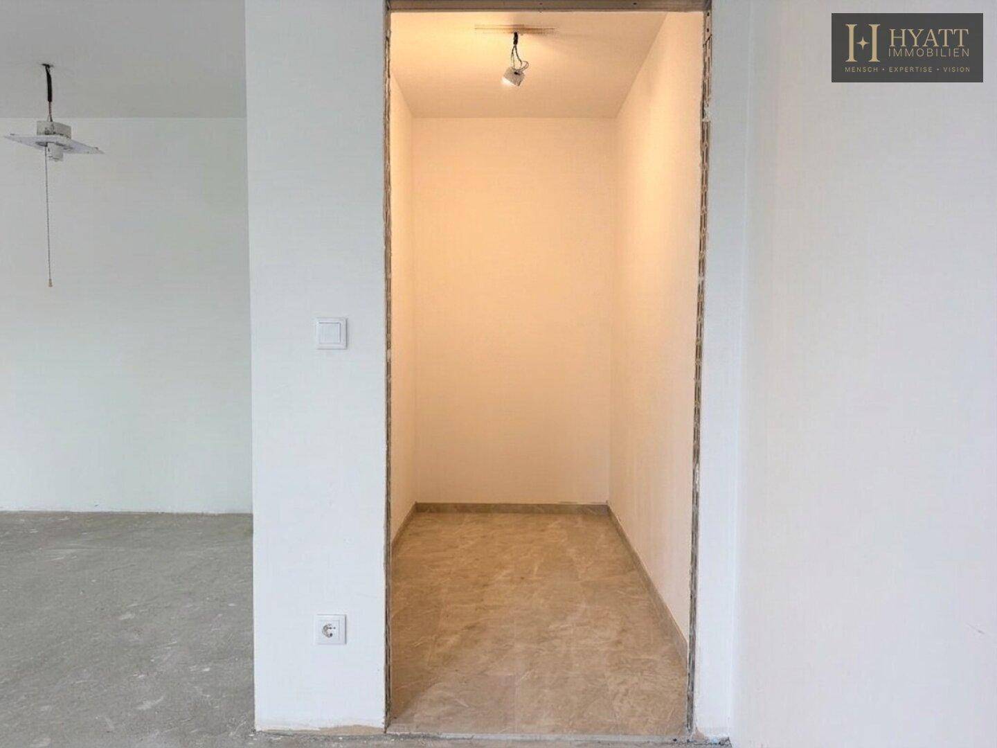 Kleiner, leerer Raum im Rohbau, möglicherweise als Abstellraum oder begehbarer Kleiderschrank nutzbar.