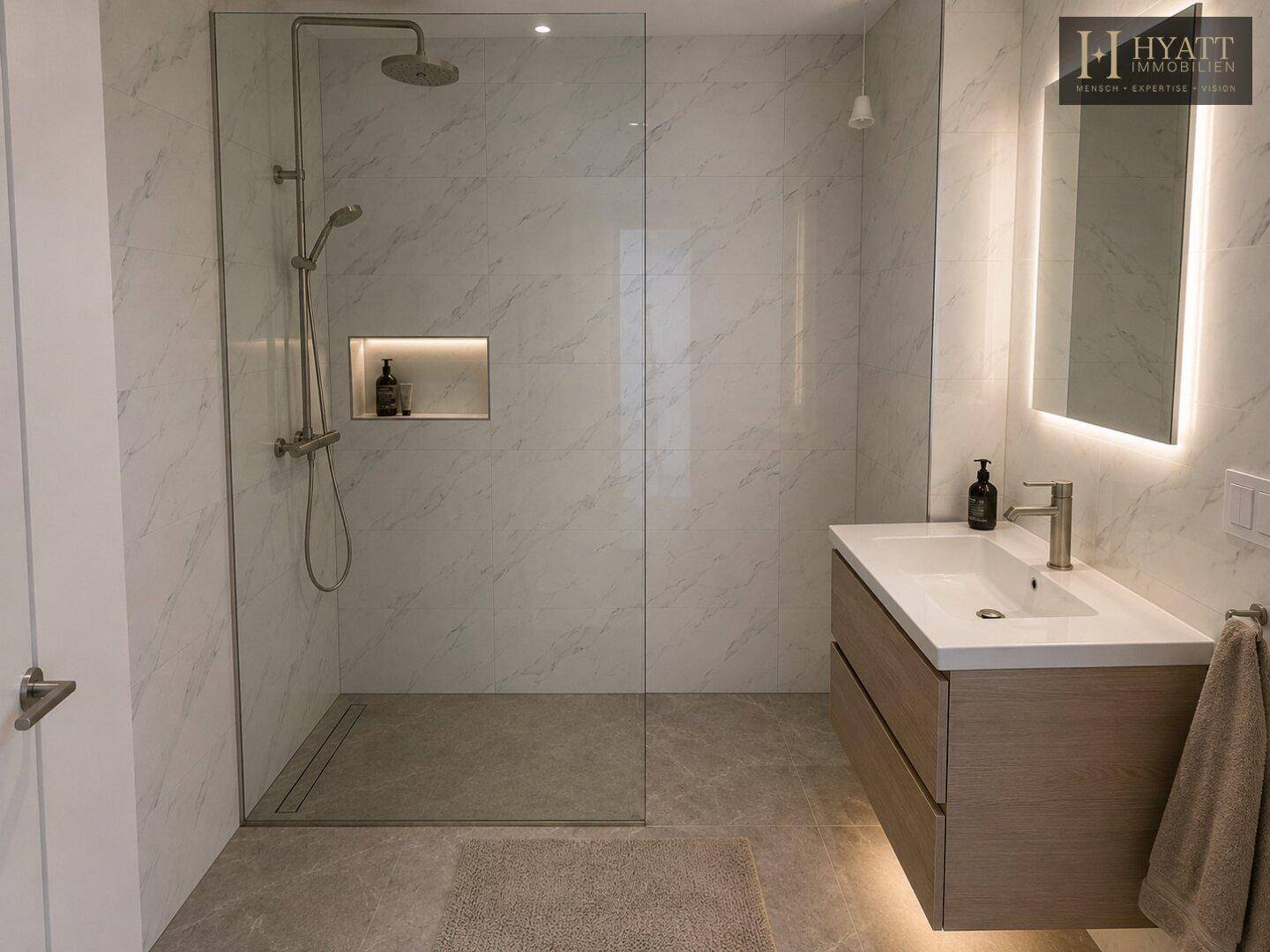 Modernes Badezimmer mit großer begehbarer Dusche, Einzelwaschbecken und eleganten Fliesen.
