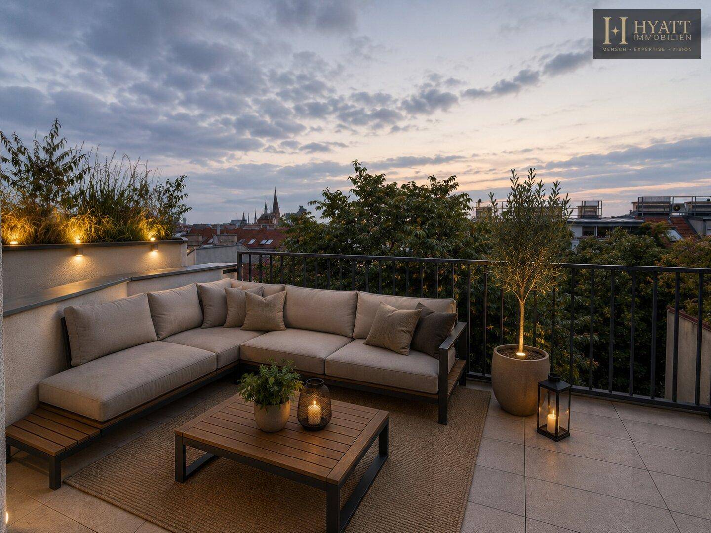 Gemütliche Dachterrasse mit Lounge-Möbeln, Pflanzen und Blick über die Stadt bei Abenddämmerung.