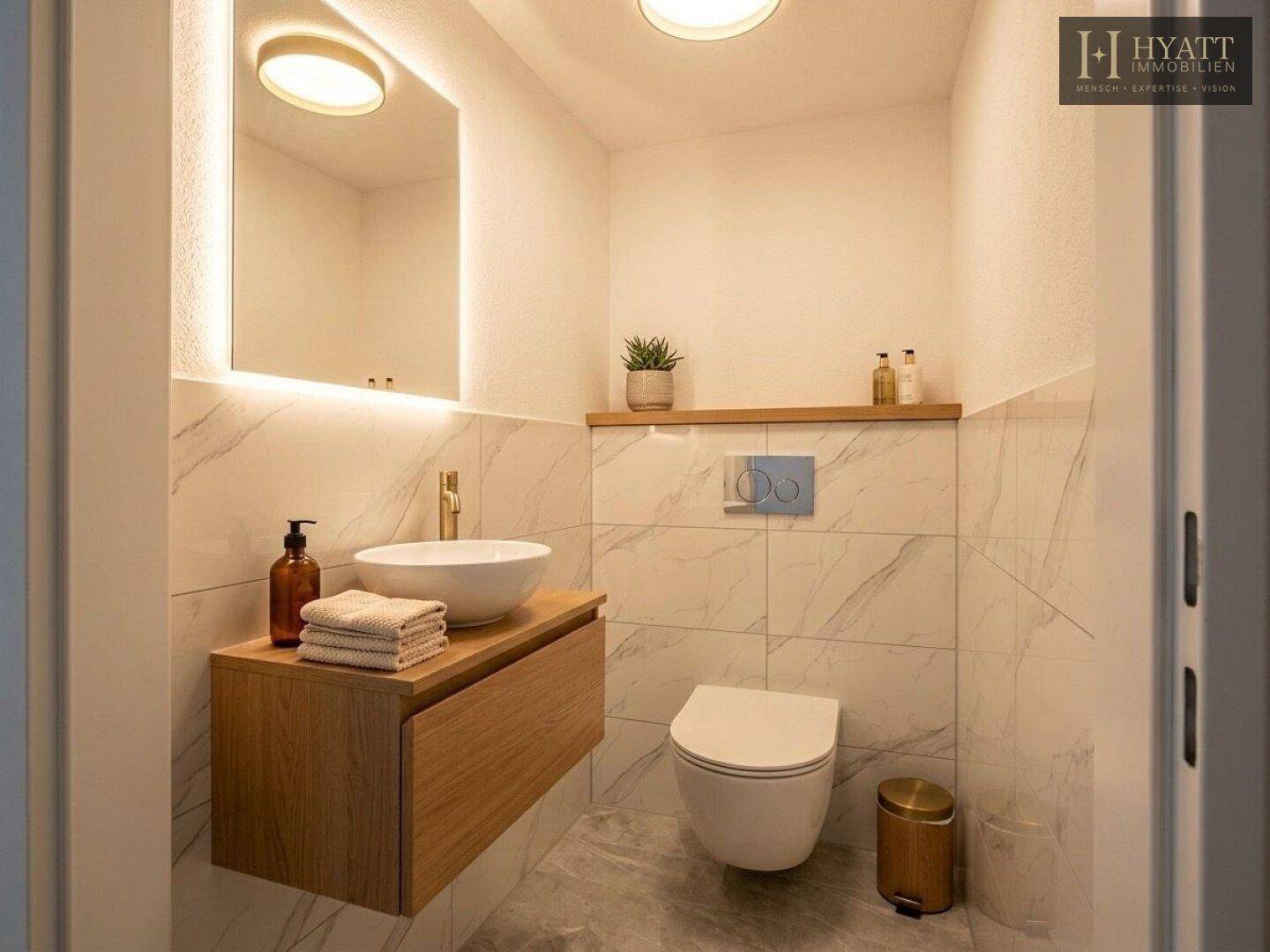 Modernes Badezimmer mit eleganten Marmorfliesen, schwebendem Waschtisch und Wand-WC.