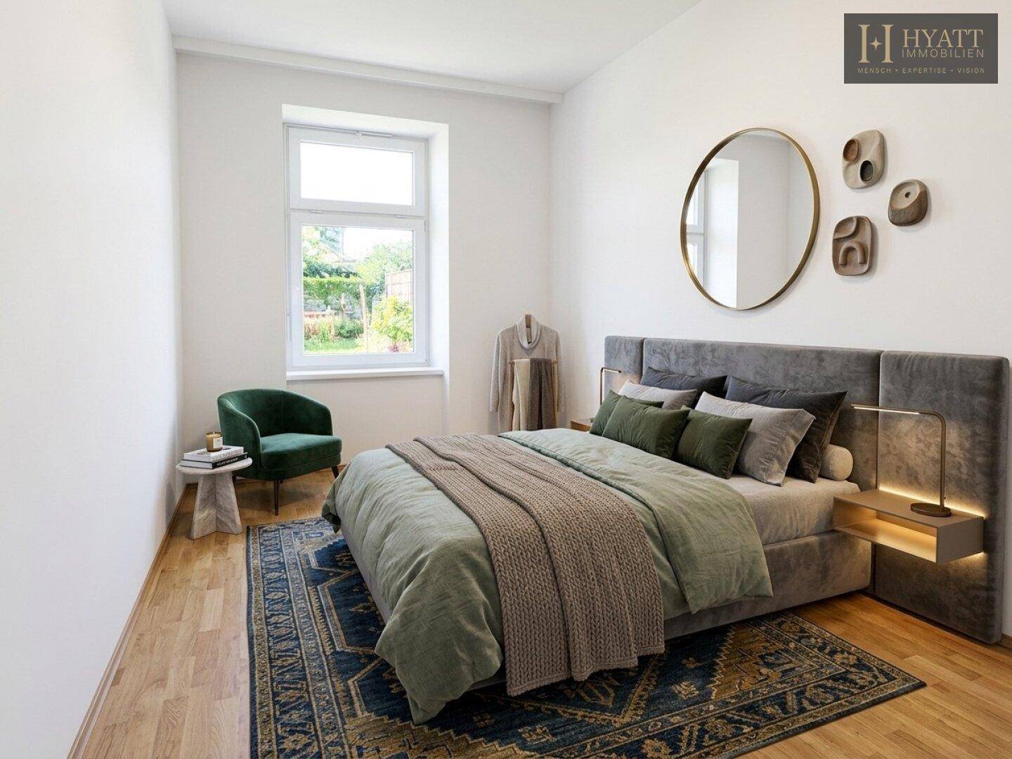 Stilvolles Schlafzimmer mit großem Bett, modernem Dekor und Blick ins Grüne durch das Fenster.