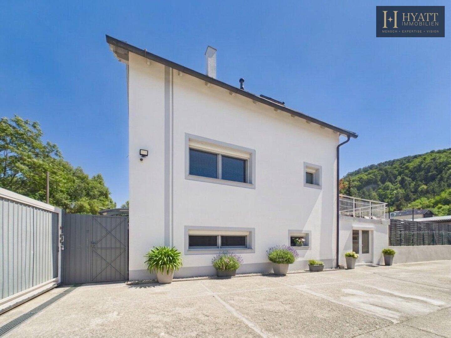 Moderne Architektur des Hauses mit klaren Linien und gepflegter Außenanlage.