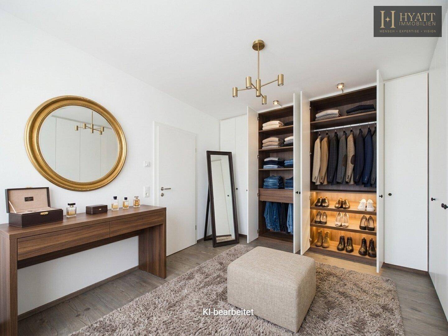 Elegantes Ankleidezimmer mit großem Spiegel, Holztisch und offenen Kleiderschränken.