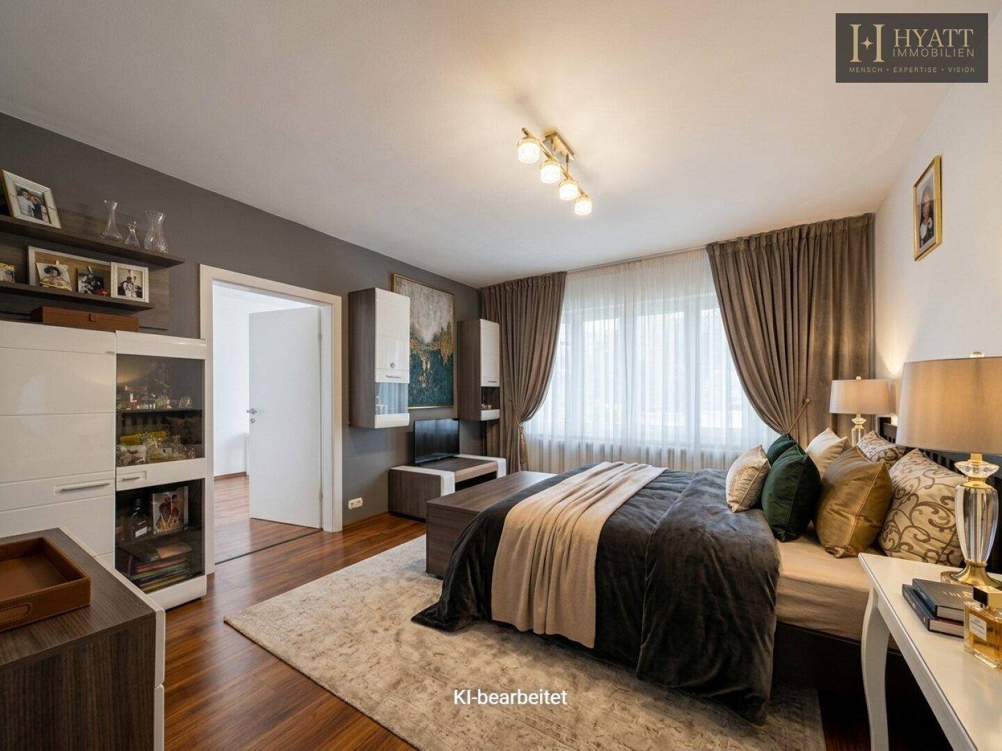 Modernes Schlafzimmer mit dunklen Vorhängen, Holzboden und stilvoller Einrichtung.